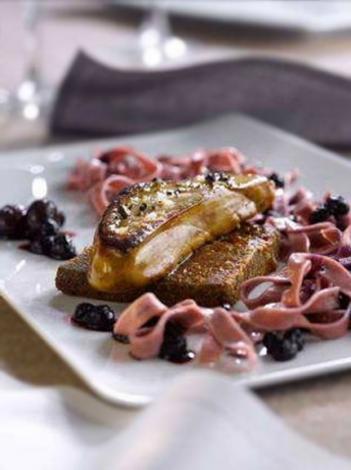 Escalope de foie gras de canard poelee sur taillerins aux myrtilles,recette de pierre marin