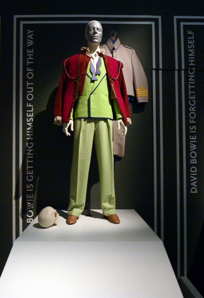 2013 , l'exposition David Bowie Is du V&A