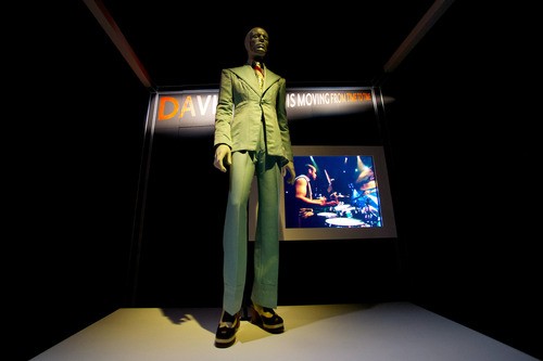 2013 , l'exposition David Bowie Is du V&A