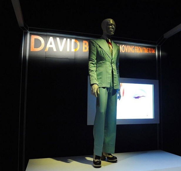 2013 , l'exposition David Bowie Is du V&A