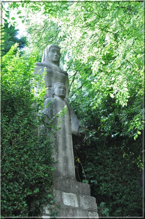 Statue situee rue du mont aux malades